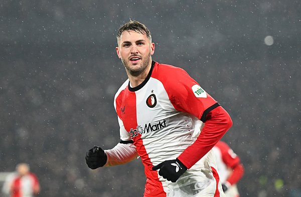 Matchwinner Santiago Gimenez jubelt nach seinem Elfmetertor. - © Federico Gambarini/dpa