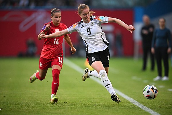 Mittelfeldspielerin Sjoeke Nüsken: Kennt die US-Trainerin gut - © Sebastian Christoph Gollnow/dpa