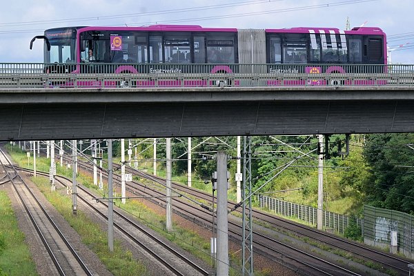 Der Ersatzverkehr mit Bussen läuft laut Bahn stabil. - © Michael Bahlo/dpa