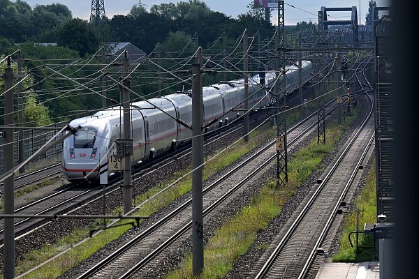 Der Fernverkehr wird über Stendal und Uelzen umgeleitet. - © Michael Bahlo/dpa