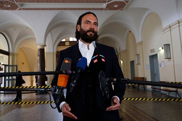 Blocks Verteidiger Ingo Bott gibt am Rande des Prozesses ein Statement ab. - © Georg Wendt/dpa