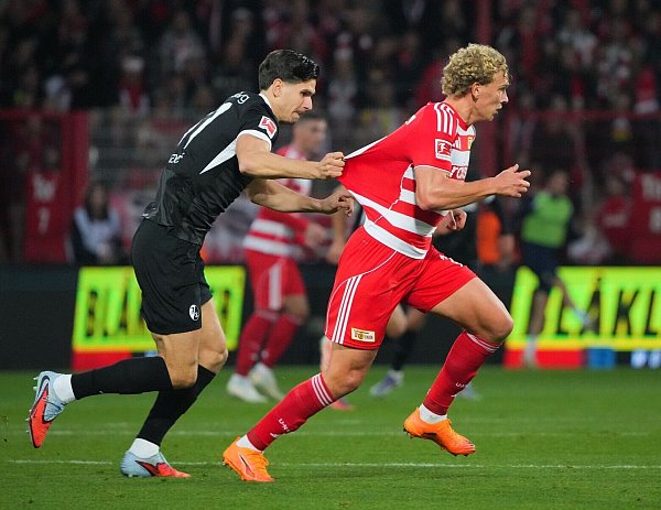 Matanovic (l.) bremst Querfeld (r.) mit unerlaubten Mitteln. - © Soeren Stache/dpa