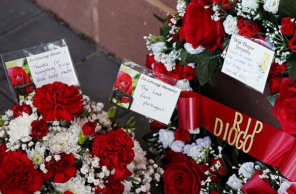 Fans drückten in Liverpool ihre Trauer aus. - © Peter Byrne/PA Wire/dpa