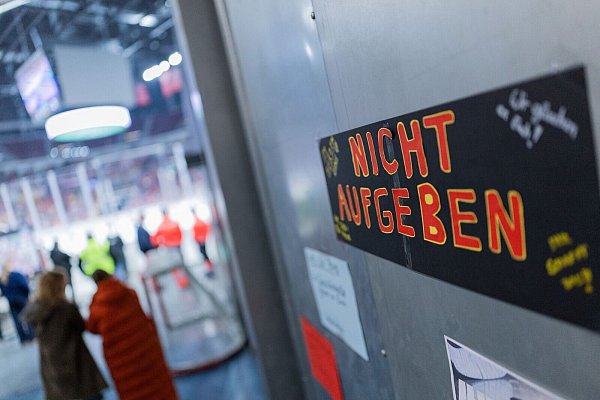 Die DEG-Fans machen den Spielern Mut. - © Rolf Vennenbernd/dpa