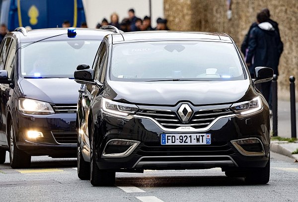 Unter großem Medienrummel und Polizeischutz verließ Sarkozy das Gefängnis La Santé in Paris - © Ian Langsdon/AFP/dpa