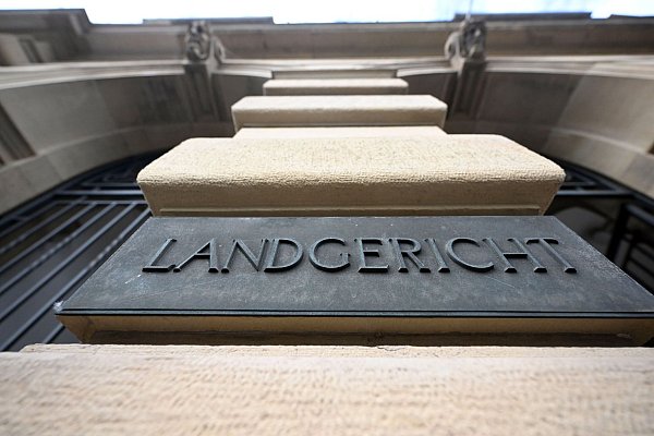 Am Landgericht Karlsruhe wird wegen des mutmaßlichen Mordes an einem 63-Jährigen verhandelt. (Archivbild) - © Uli Deck/dpa