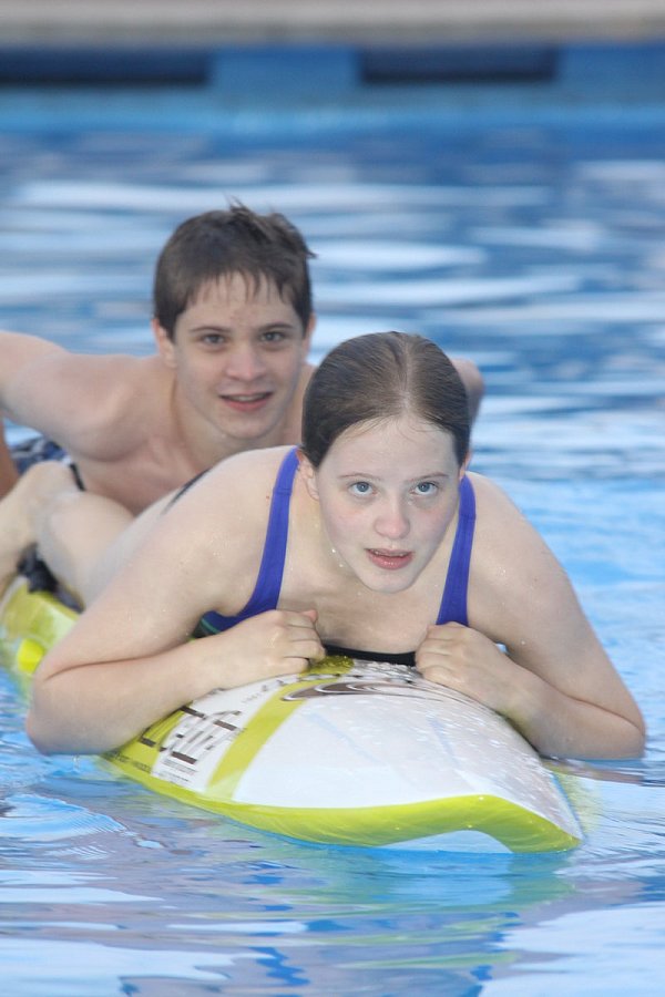 Wasserrettung: Die Geschwister Svenja und Markus Wortmann auf einem Rettungsboard. - © Ulf Hanke