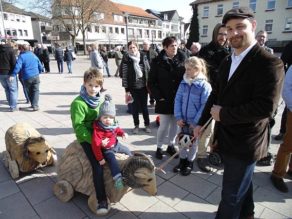 Auf Heidschnucken durch die Fußgängerzone: Simon, 9 Jahre und sein Bruder Eric, 18 Monate lassen sich gern von ihrem Vater Innenstadtmanager Sascha Gödecke auf den hölzernen Tieren ziehen. - © Anja Ebner