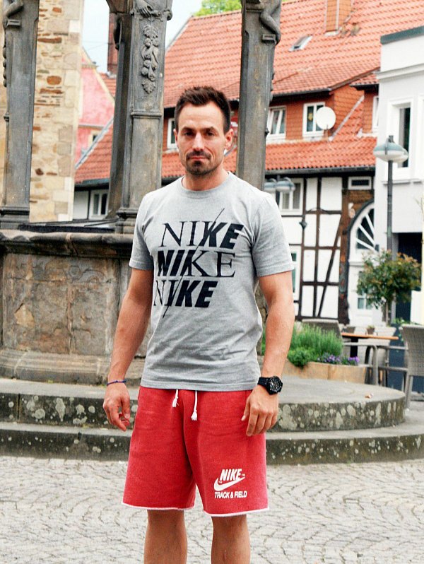 Vor dem Brunnen auf dem Neuen Markt: Auch wenn Istvan Gal als Fußballtrainer in sein Heimatland Ungarn zurückkehrt, bleibt er durch seine Wohnung "meiner zweiten Heimat Herford" weiterhin eng verbunden. - © Ulrich Finkemeyer