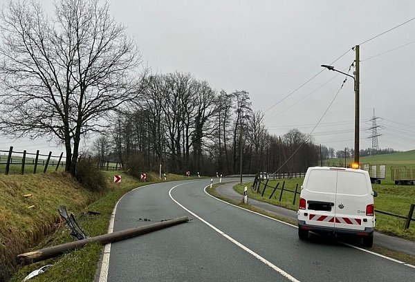 Einer der Strommasten fiel nach der Kollision um. Die Stadtwerke (r.) mussten die Stromversorgung hier nach einer Reparatur erst wieder herstellen. - © Polizei