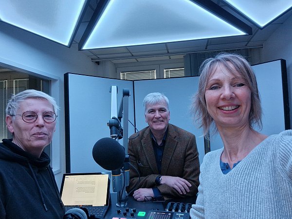 Podcast-Produktion in der Podcastfabrik mit Birgitt Gottwald, Stadtarchivar Jochen Rath und Michaela Heinze. - © Michaela Heinze