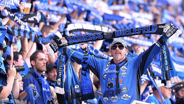 Ist das ein Derby? Dieser Paderborn-Fan hegt in jedem Fall eine gewisse Abneigung gegen den Nachbarn aus Bielefeld. - © picture alliance / dpa