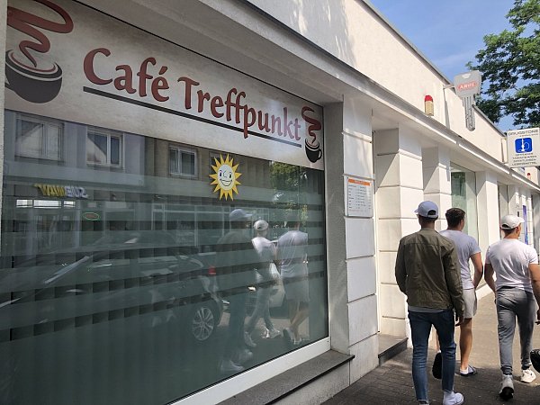 Mit einem Großaufgebot hat die Polizei am Dienstag dieses Ladenlokal an der Strengerstraße durchsucht. - © Menzel