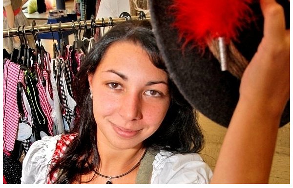 Modisch ist nicht nur ein schickes Dirndl, sondern auch die feschen Lederhosen. Mit Corsage im Trachtenstil und Hut kombiniert ein modisches Outfit. - © FOTO: RALF T. MISCHER