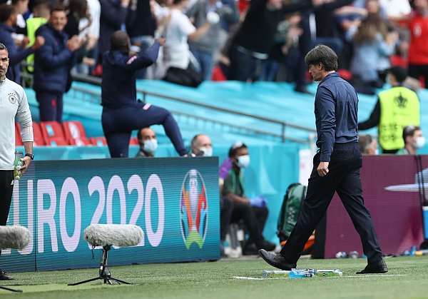 Bitteres Ende: Für Joachim Löw war das Aus zugleich sein letztes Spiel als Bundestrainer. - © Christian Charisius/dpa