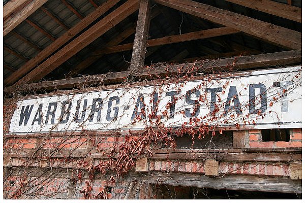 Ein Bahnhof in der Warburger Altstadt? Die Zeiten sind längst vorbei. Die Strecke von Warburg bis nach Volkmarsen und zurück ist seit dem Jahr 1977 stillgelegt. - © FOTO: JULIA BÖHMER