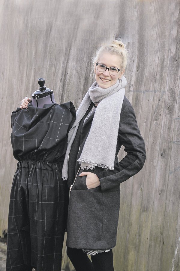 Für Nachhaltigkeit: Laura Schlütz führt einen Zero-Waste-Jumpsuit vor. Die junge Designerin setzt sich für nachhaltige Mode ein. - © Lena Bathge