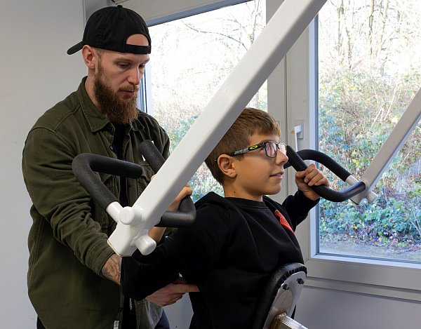 Die Schülerinnen und Schüler der Friedrich-Spee-Gesamtschule in Paderborn dürfen im neuen Fitnessraum trainieren. - © Axel Hilker