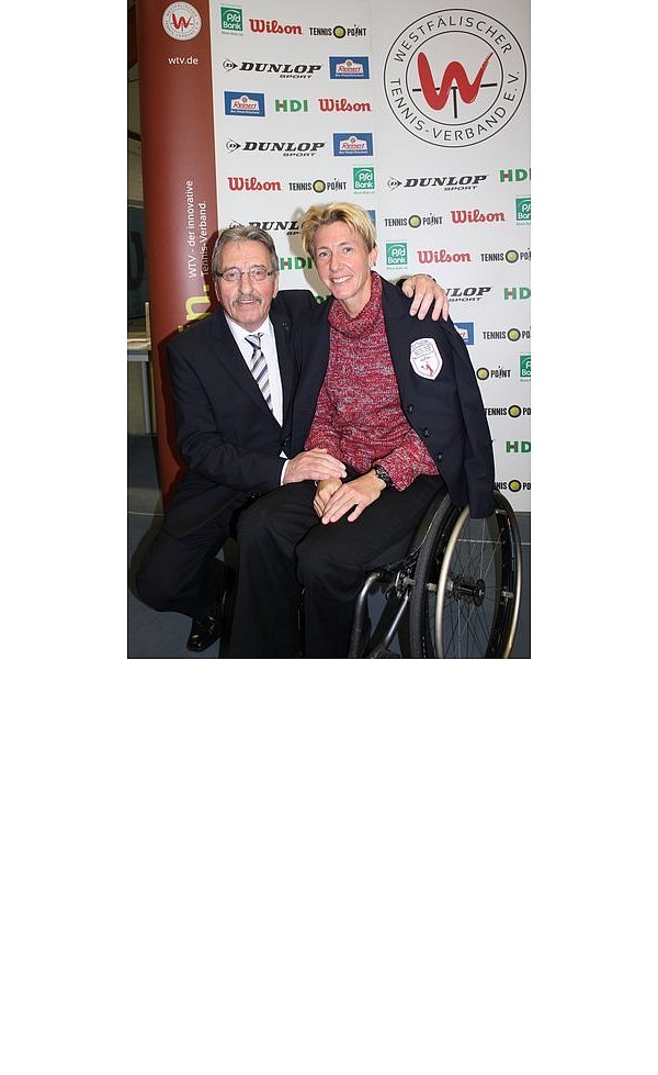Frank Hofen, Medienwart des Westfälischen Tennis-Verbandes, freut sich mit Sabine Ellerbrock über deren Ehrung.