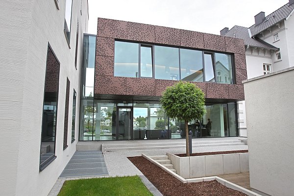 Funktion nach außen getragen: Schokoladenfarbige Lochbleche gliedern die Fassade - hier zum Innenhof. - © Frank-Michael Kiel-Steinkamp