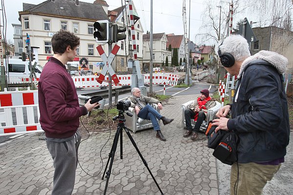 Filmdreh: Gerd Ruebenstrunk (l.) und Hans-Joachim „Carlo" Dewe treten als Zeitzeugen für Robin Epkenhans (Kamera) und Rainer Bärensprung (Regie) an der lippischen Bahn an. - © Frank-Michael Kiel-Steinkamp