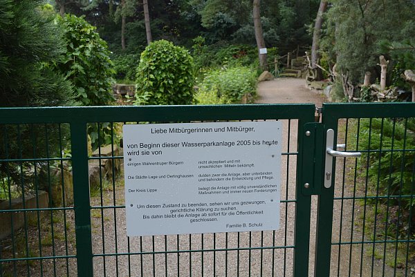 Hinweis: Vor dem geschlossenen Tor im Eingangsbereich des Währentruper Wasserparks hängt seit Anfang der Woche dieses Schild. Eigentümer Bernhard Schulz bringt auf ihm seine Unzufriedenheit zum Ausdruck. Er sieht sich in seinen Vorhaben behindert und eingeschränkt und strebt eine gerichtliche Klärung an. - © Karin Prignitz