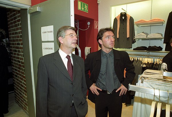 Der inzwischen verstorbene Udo Hardieck (l.), der das Unternehmen mit Gerhard Weber gegründet hat, zeigt Arminen-Spieler Bruno Labbadia die Verkaufsräume. - © foto: wolfgang rudolf