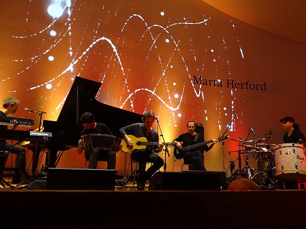 eine aufeinander eingeschworene Band mit Mike Lindup an den Keyboards, Santiago Arias am Bandoneon, Gitarrist Dominic Miller, Nicolas Fiszman am Bass und Rhani Krija am Schalgzeug - © Philipp Tenta