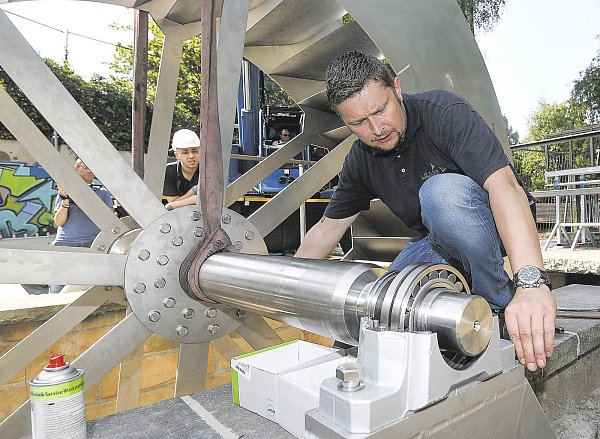 Maik Donschen von der Firma Lödige packt beim Einbau des Wasserrades mit an. - © Marc Köppelmann
