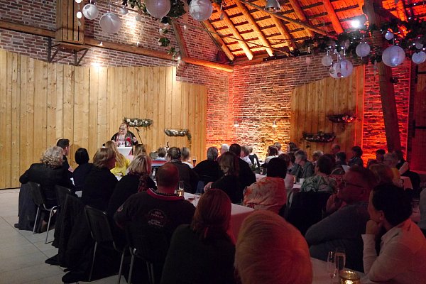 Tine Wittler erzählt: Die Besucher lauschen interessiert und amüsiert den lustigen Kneipengeschichten. - © Louisa Kohnert