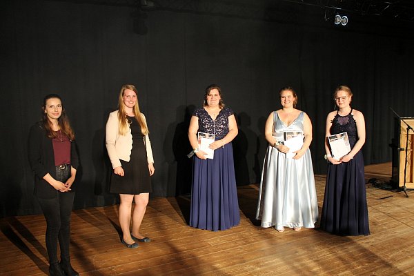 Social Award: Die Auszeichnung übergaben Jennifer Lenz und Kimberly Löcker (v. l.) an Eileen Hannibal, Hannah Abelt und Jana Schäpsmeier (v. l.). - © Bego Barcic