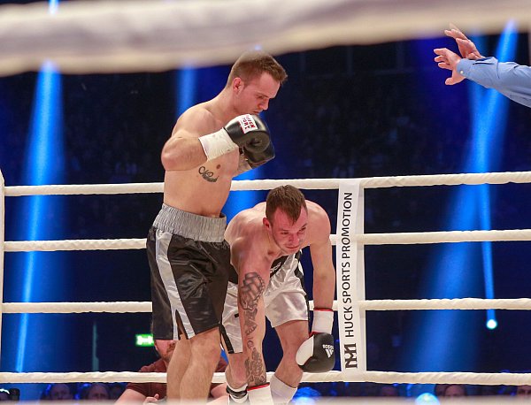 Ohne Mühe: Besar Nimani ließ seinem Gegner Chris Hermann (r.) keine Chance. - © Andreas Zobe