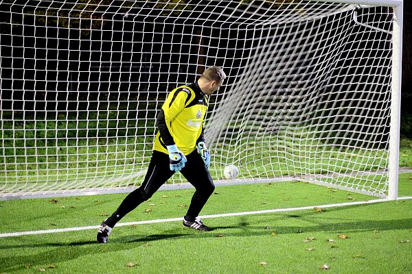 Geschlagen: Georg Koch kann dem Ball nur hinterher schauen. - © Frank-Michael Kiel-Steinkamp
