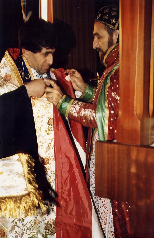 Zum Priester wurde Pfarrer Aziz Esen im Kloster St. Ephrem der Syrer in Glane/Niederlande von Erzbischof Mor Julius Jeshu Cicek, Bischof für Deutschland und die Benelux-Länder, geweiht. - © Gemeinde