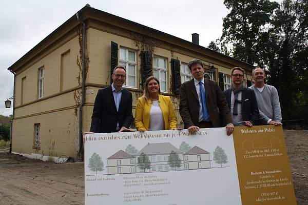 „Wohnen am Palais“: Bürgermeister Theo Mettenborg (v.l.) begrüßte die Planung, die Heike Briese, Projektmanagerin der Fürstlichen Kanzlei, Maximilian Fürst zu Bentheim Tecklenburg, Architek Mirko Moch und Bauunternehmer André Gosemärker präsentierten. Fotos: Dick - © dick