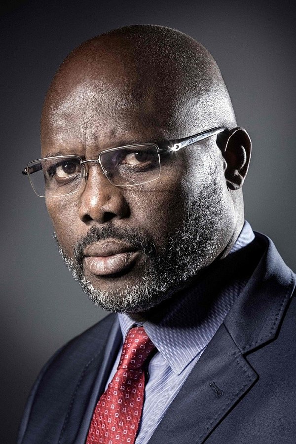 Staatsoberhaupt am Ball: Liberias Präsident George Weah tauschte den Anzug gegen ein Trikot ein, um noch einmal für sein Land zu kicken. - © AFP