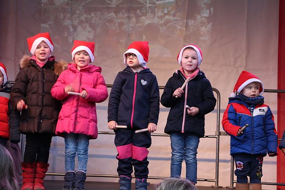 Zipfelmütze und niedlicher Gesang: Diese kleinen Sänger erfreuten die Herzen der Besucher. - © Myriam Domke-Feiner