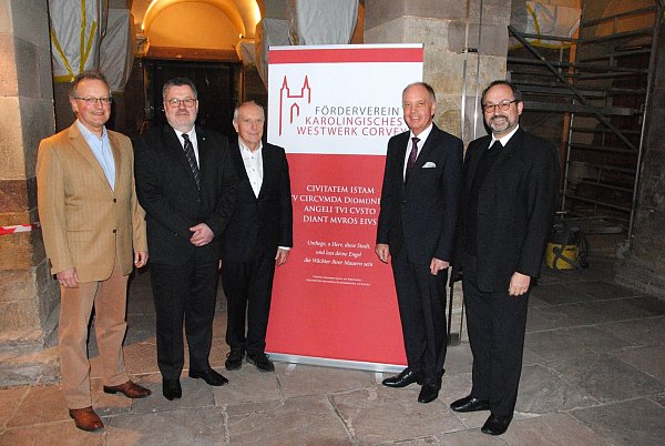 Der Vorstand des neuen Fördervereins mit Michael Koch (v. l.), Martin Bienen, Friedhelm Meyer, Rudolf Jäger und Prälat Andreas Kurte möchte die Menschen für das einzigartige Westwerk begeistern. Das Foto ist vor der Corona-Krise entstanden. - © Förderverein