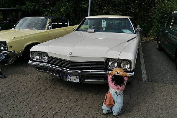 Kleiner Mechaniker: An Oldtimern wie dem Buick Elektra 225 von 1972 muss immer mal geschraubt werden. - © Louisa Kohnert