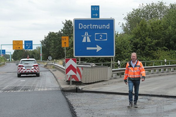 Zufrieden: Sven Johanning freut sich als Sprecher des Landesbetriebs Straßen NRW darüber, dass die Arbeiten wegen des guten Wetters zwei Wochen früher als geplant abgeschlossen werden können. - © Peter Steinert