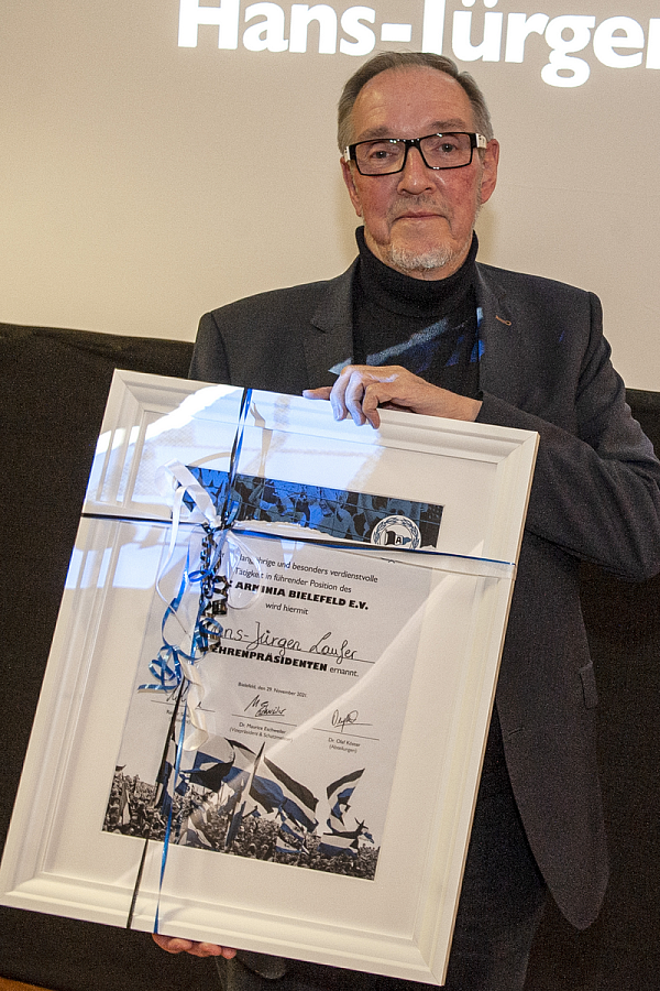 Von Präsident Schütte bekam Laufer eine Urkunde überreicht. - © Joerg Dieckmann