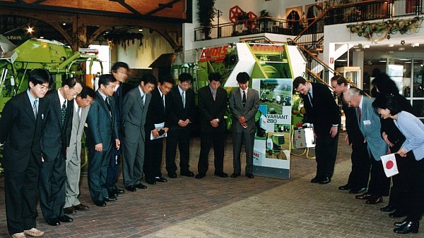 Kulturaustausch: Eine japanische Delegation zeigte 2002 die Kunst der tiefen Verbeugung. - © Claas