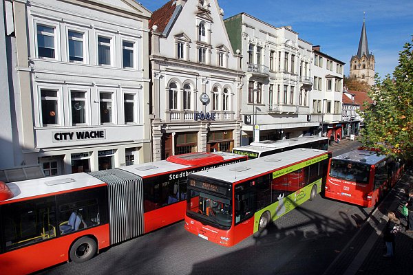 Bus-Gedränge auf dem Alten Markt. Dieses Bild könnte schon bald der Vergangenheit angehören. - © Frank-Michael Kiel-Steinkamp
