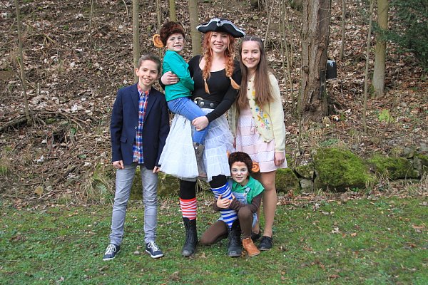 Thomas (Jona Hille), Pippi (Josefine Becker) mit dem Äffchen Herr Nilsson (abwechselnd gespielt von Marie Palm und Lilli Dohmann) und Annika (Paula Daldrup) werden bei insgesamt 17 Aufführungen mächtig viel Trubel auf die Bökendorfer Freilichtbühne bringen. - © Madita Schellenberg
