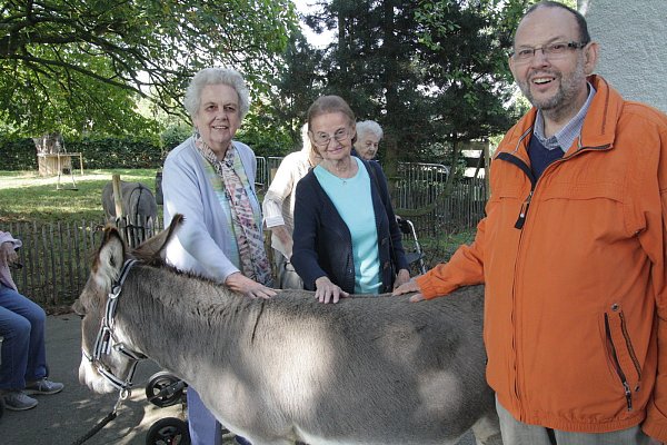 Angetan vom neuen Patenkind: Sigrid Mussar (v. l.), Christa Seidel und Hartmut Walther streicheln Eseldame Lena. - © Anthea Moschner