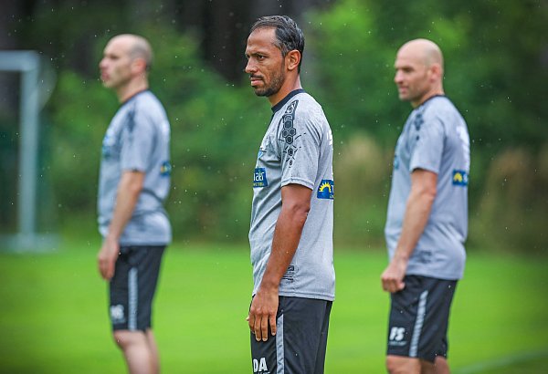 Auch Danilo Souza (M.) zieht es mit seinem Kollegen Daniel Scherning (hinten l.) zum VfL an die Bremer Brücke. - © Sarah Jonek