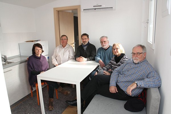 Trautes Heim: (v. l.) In einem Mobilheim schauen sich die ehrenamtliche Flüchtlingshelferin Nicole Strunz, Ulrich Mehringskötter (Fachbereichsleiter Soziales), Frank Drake (SPD-Fraktionsvorsitzender), Norbert Hagenbrock (Schriftführer Ortsverband), Ulla Barlen (Kreistagsabgeordnete) und Pressesprecher Michael Kersting um. FOTO: REGINA BRUCKSCH - © Regina Brucksch