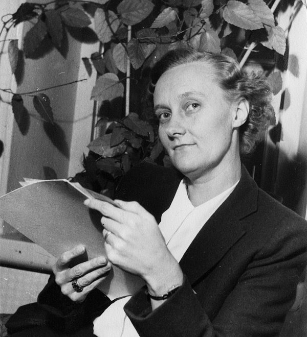 Bei der Lektüre: Astrid Lindgren hat Tagebuch geführt, um die schmerzlichen Ereignisse besser ertragen zu können. - © Ullstein Verlag