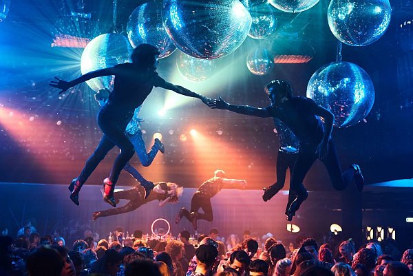 Abheben im Club. - © Constantin Television GmbH / Amazon Studios / Josef Fischnaller
