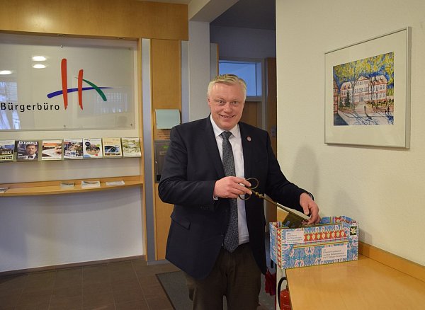 Bürgermeister Daniel Hartmann beim Versenden des Rathausschlüssels. - © Stadt Höxter